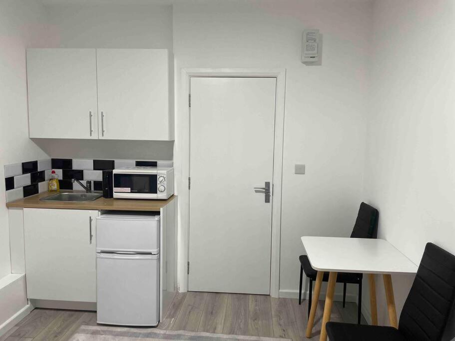 Studio Flat Private Shower Wc And Kitchenette London Exteriör bild