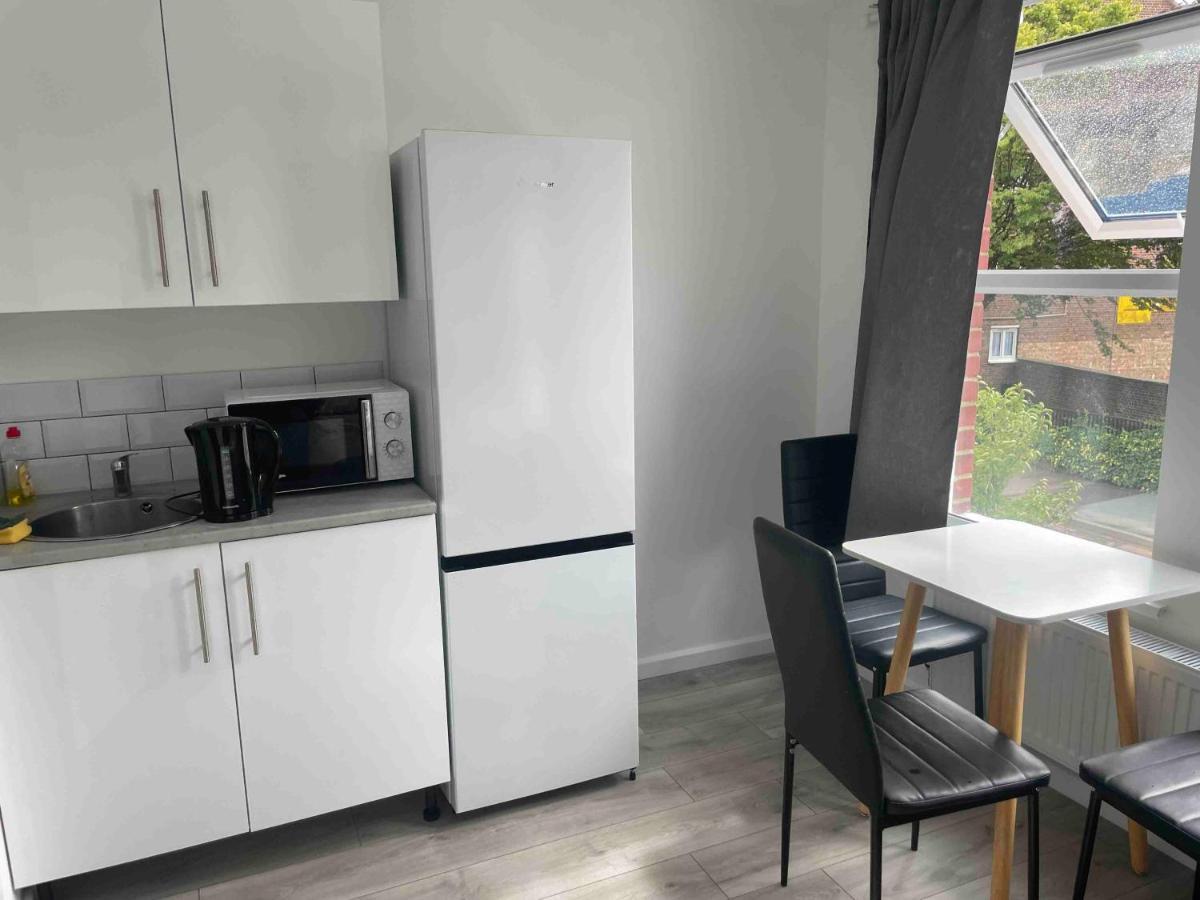 Studio Flat Private Shower Wc And Kitchenette London Exteriör bild